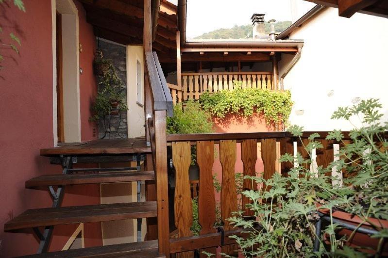 Appartamenti Vacanze E Camere Roccetta Fiorita Pettenasco Exterior foto