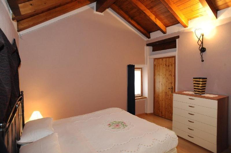 Appartamenti Vacanze E Camere Roccetta Fiorita Pettenasco Exterior foto