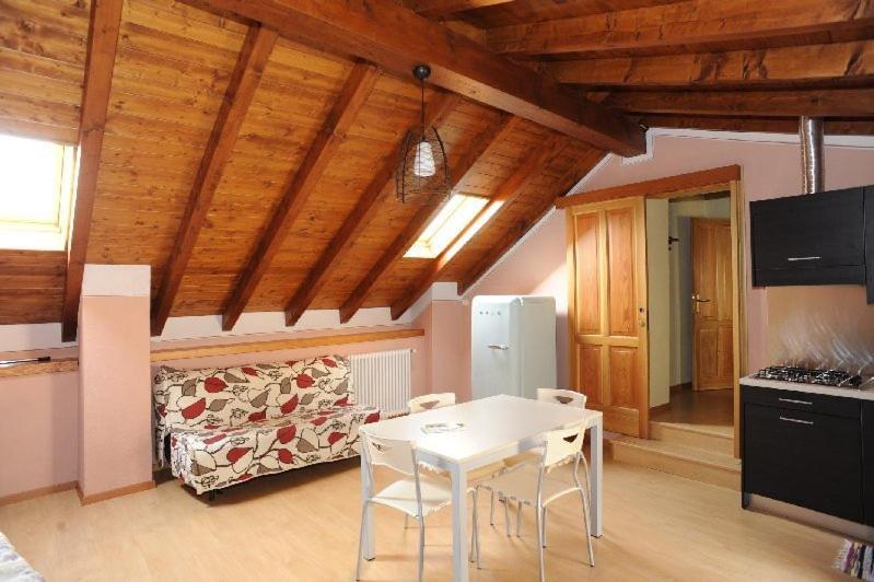 Appartamenti Vacanze E Camere Roccetta Fiorita Pettenasco Exterior foto