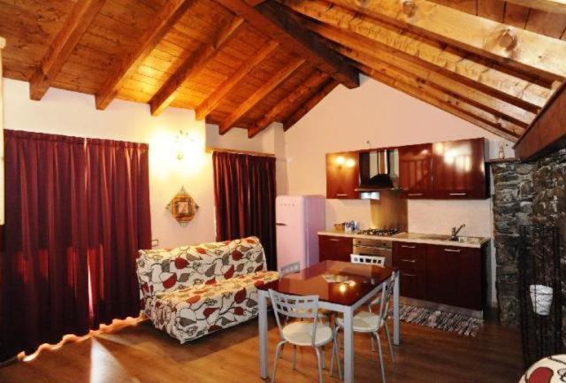 Appartamenti Vacanze E Camere Roccetta Fiorita Pettenasco Exterior foto